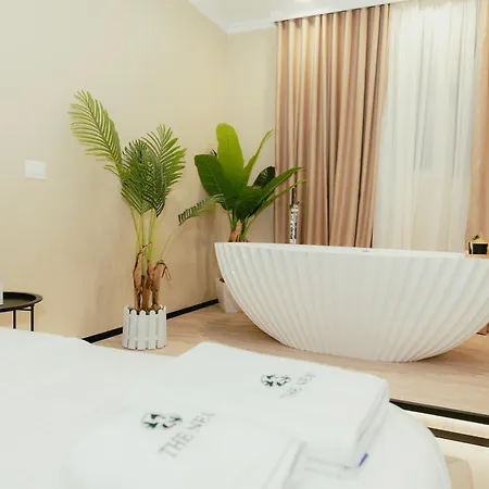 Luxury With Bath - The Nest 티라나