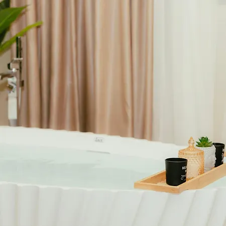 Luxury With Bath - The Nest شقة تيرانا